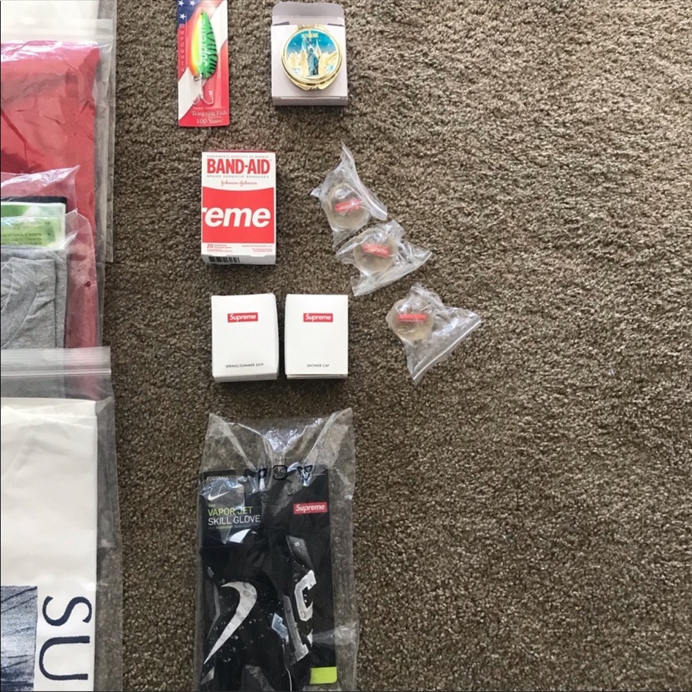 SUPREME MYSTERY BOX $150 - Picture 3 of 8